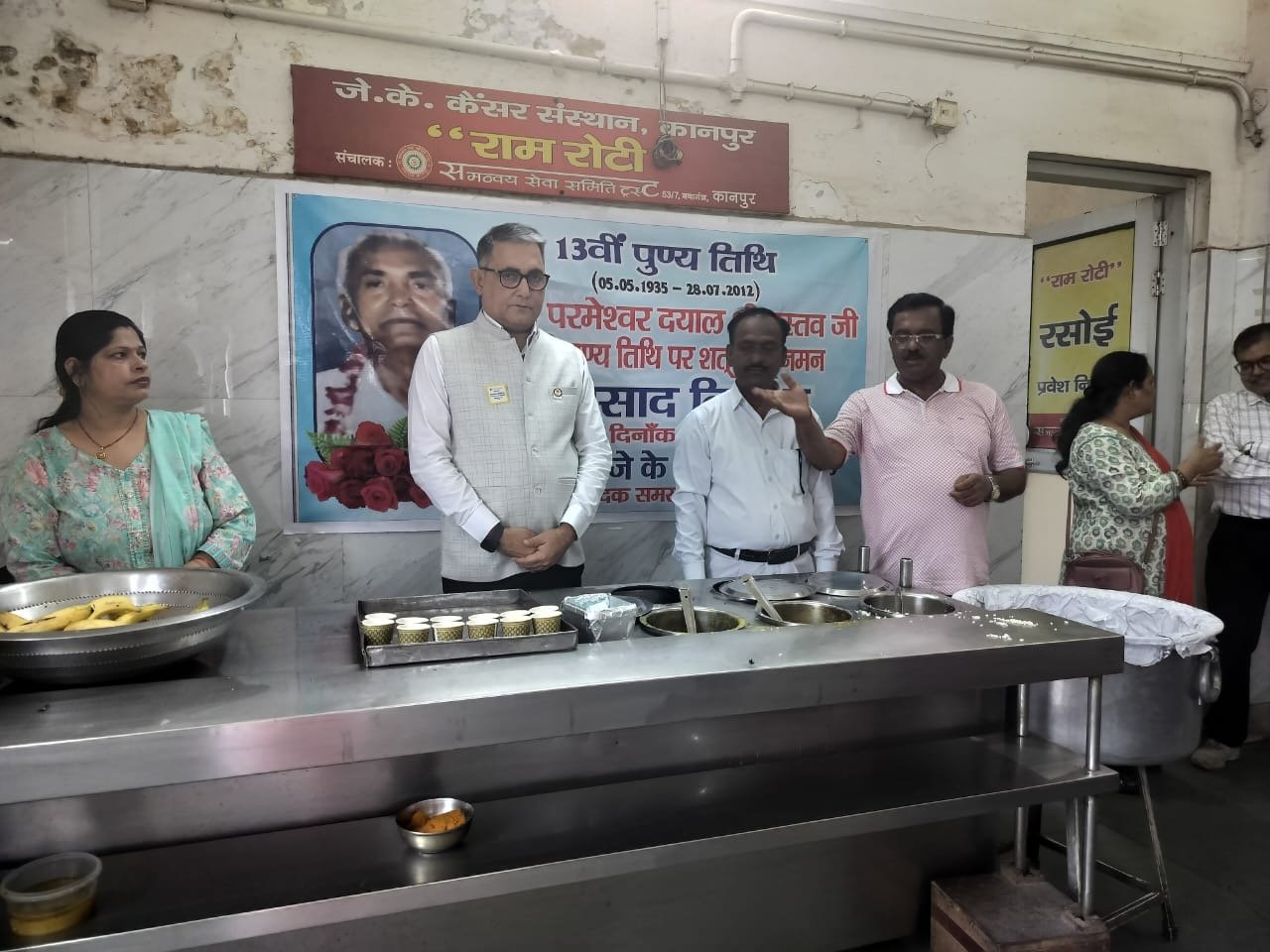 Food Distribution-Lions Club Kanpur AdarshMain